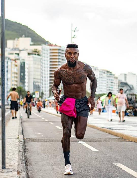 这是51岁？巴西名宿泽-罗伯托晒慢跑照，肌肉线条明显